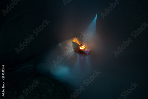 Fotografie Halloweenkürbis leuchtet in Nebelhöhle
