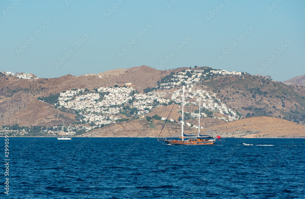 Mittelmeerküste Ägäis Türkische Küste und Sicht auf die Hafenstadt Bodrum, Schiffsfahrt von Kos