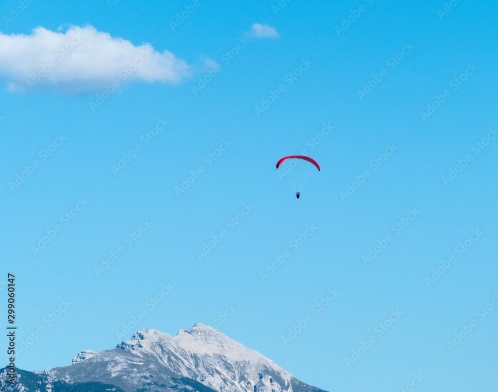 Paraglider über Alpengipfel