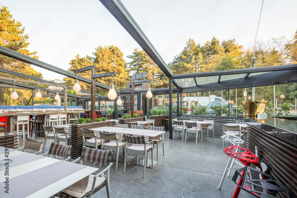 Naklejka premium Restaurant with large open garden interior