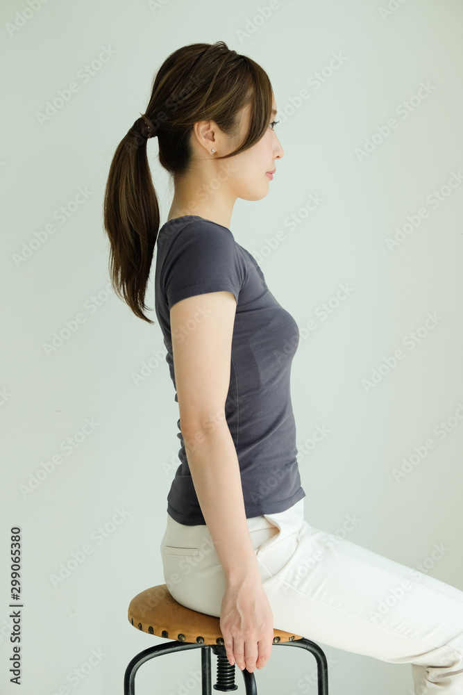 横向きに座った女性 Stock 写真 | Adobe Stock