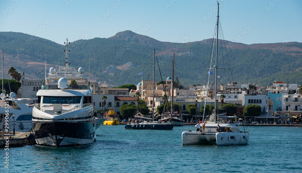 Boote und Yachten im Hafen von Kos Stadt auf der Insel Kos Griechenland