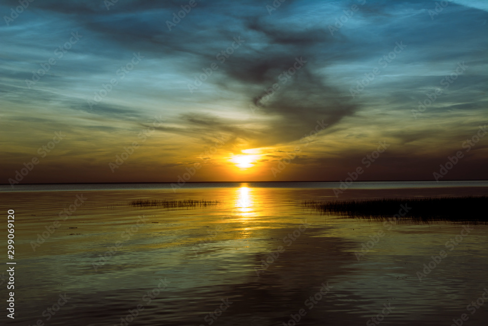 Fototapeta premium Beautiful colorful sunset under sea