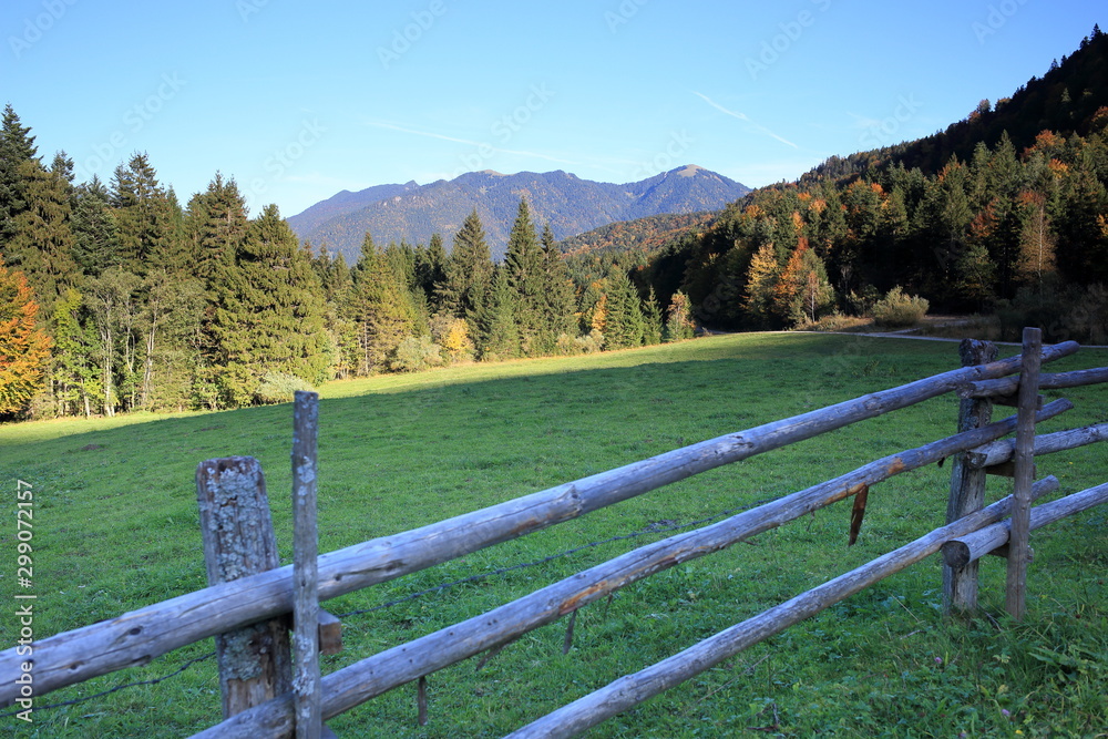 herbstliche Landschaft mit Holzzaun