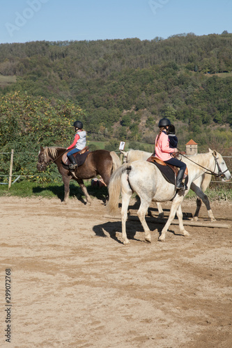 Trois jeunes cavalières apprennent l'équitation