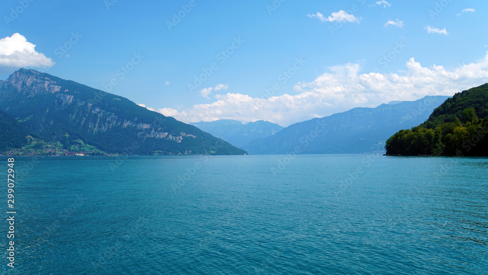 青い空と碧い湖　スイスの美しきトゥーン湖
