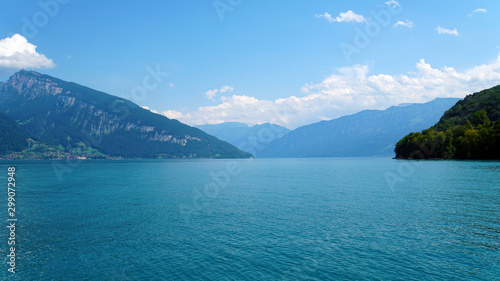 青い空と碧い湖 スイスの美しきトゥーン湖