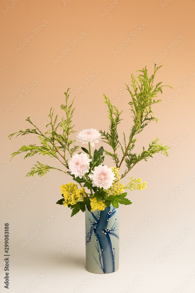 Obraz premium Fotografía de estudio de arreglo floral Ikebana