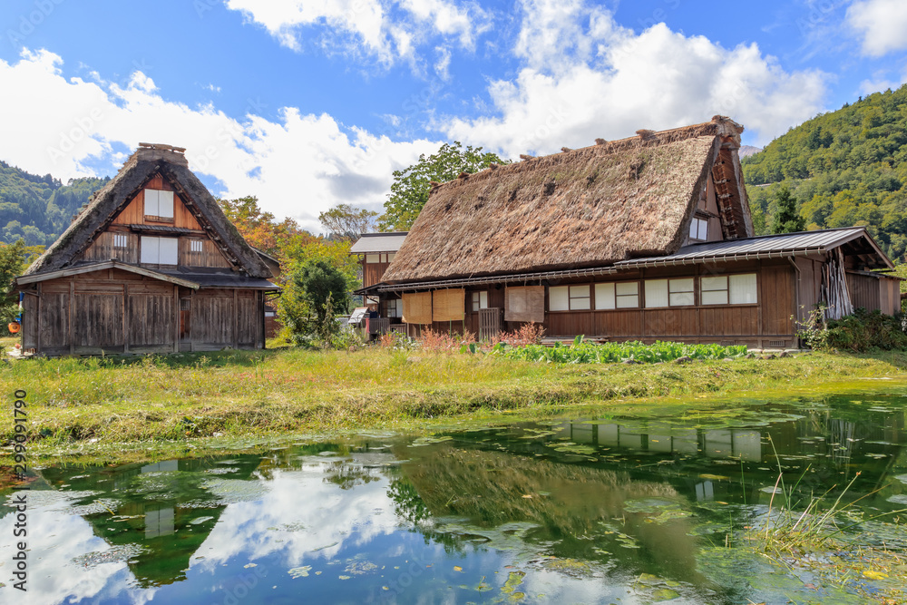 水辺に映る白川郷 岐阜県白川村 Shirakawa-go reflected in the water Gifu Shirakawa village 水辺に映る白川郷 岐阜県白川村 Shirakawa-go reflected in the water Gifu Shirakawa village