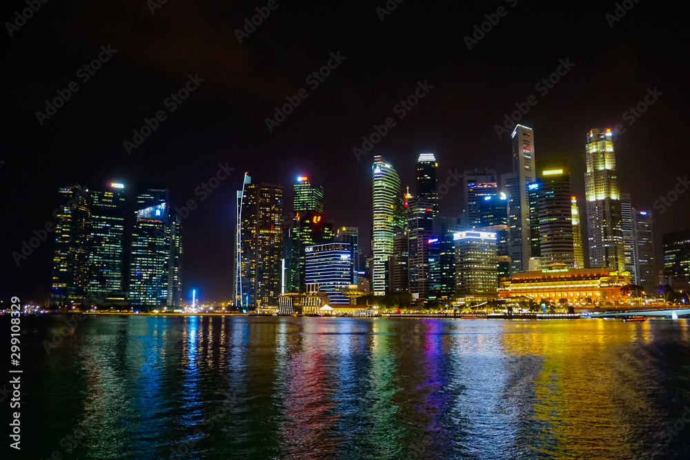 Fototapeta premium Skyscrapers near Singapore Lake at night