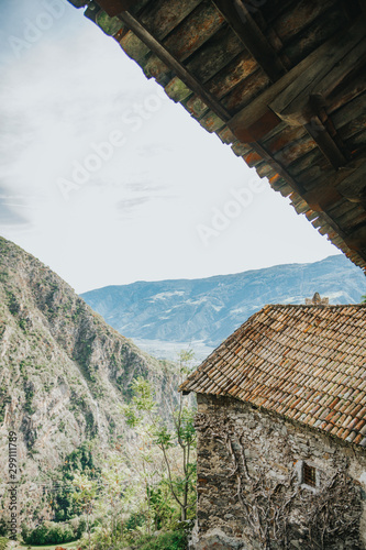 sehr altes Haus aus Stein in den Bergen, Alpen in Südtirol in Europa