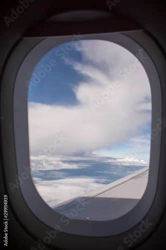  Looking at the view through the plane window, saw a group of white clouds.