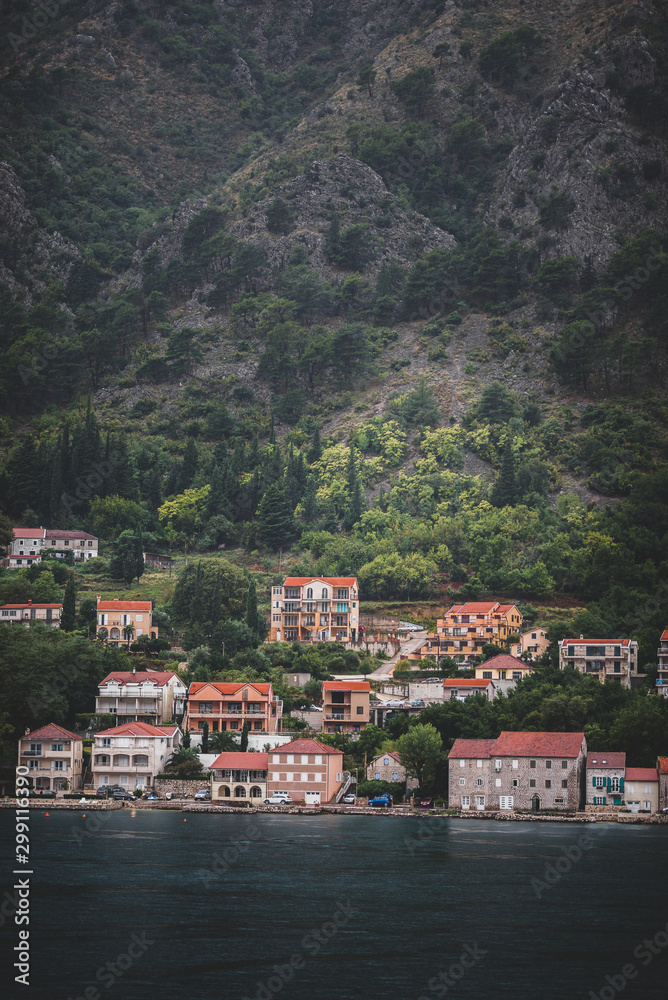 Cidade de Kotor em Montenegro vista do alto. Drone, foto tirada do cruzeiro em montenegro
