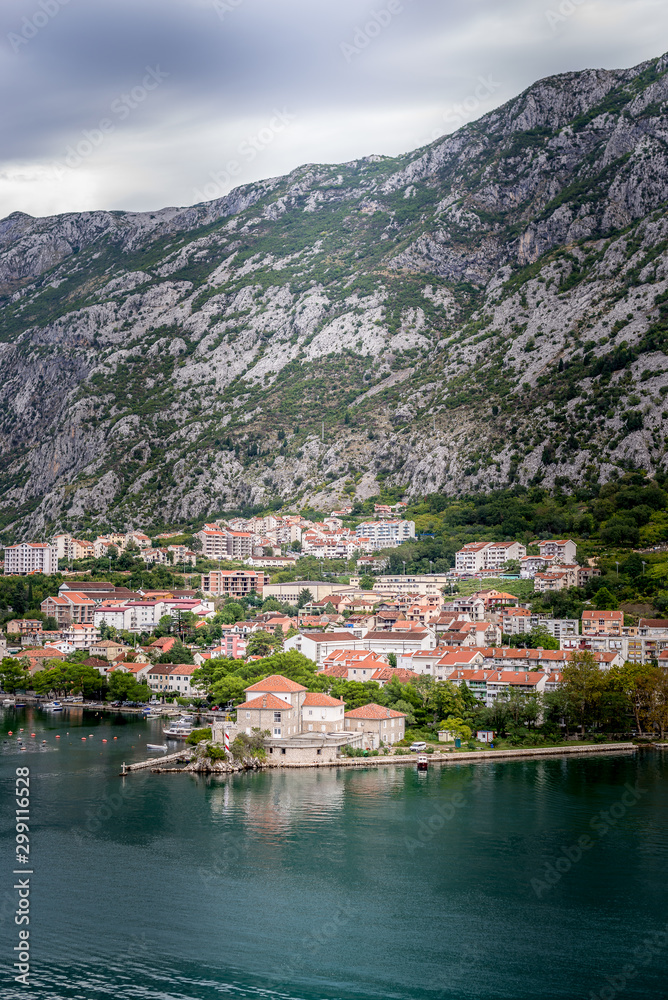Fototapeta premium Cidade de Kotor em Montenegro vista do alto. Drone, foto tirada do cruzeiro em montenegro
