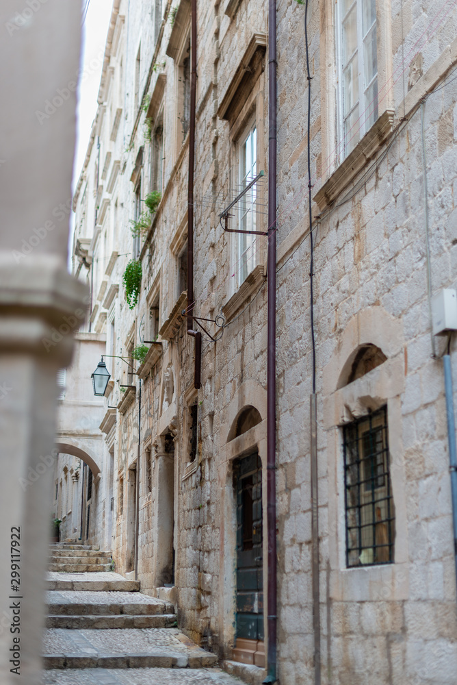 Rua da cidade medieval murada de Dubrovnik na Croácia onde foi King's Landing em Game of Thrones