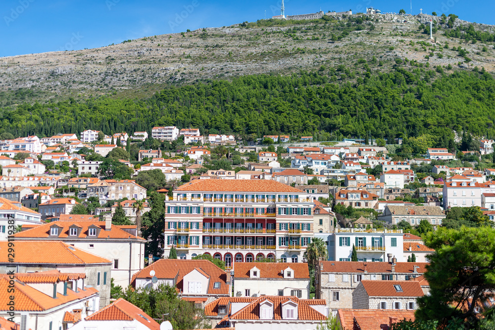Cidade de Dubrovnik na croácia vista do forte lovrijenac