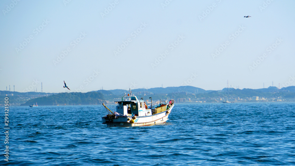 Fototapeta premium 東京湾で船釣り 青い海と一艘の釣り船