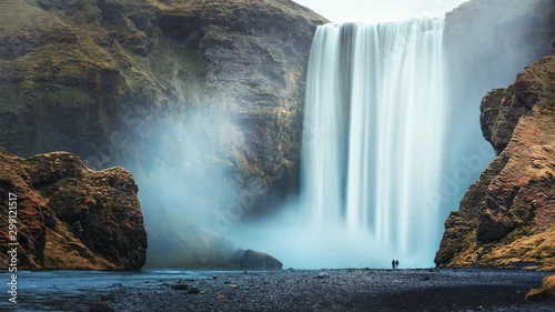 Fototapeta samoprzylepna Para turystów w pobliżu sławnego wodospadu Skogafoss siklawa, Iceland
