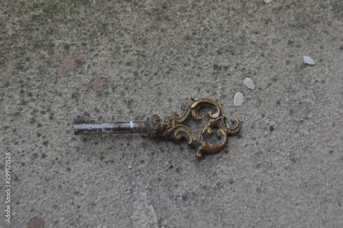 jolie clef ancienne sur sol rugueux © Sophie