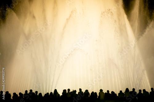 Gran fuente de Montjuic en Barcelona con silueta de gente