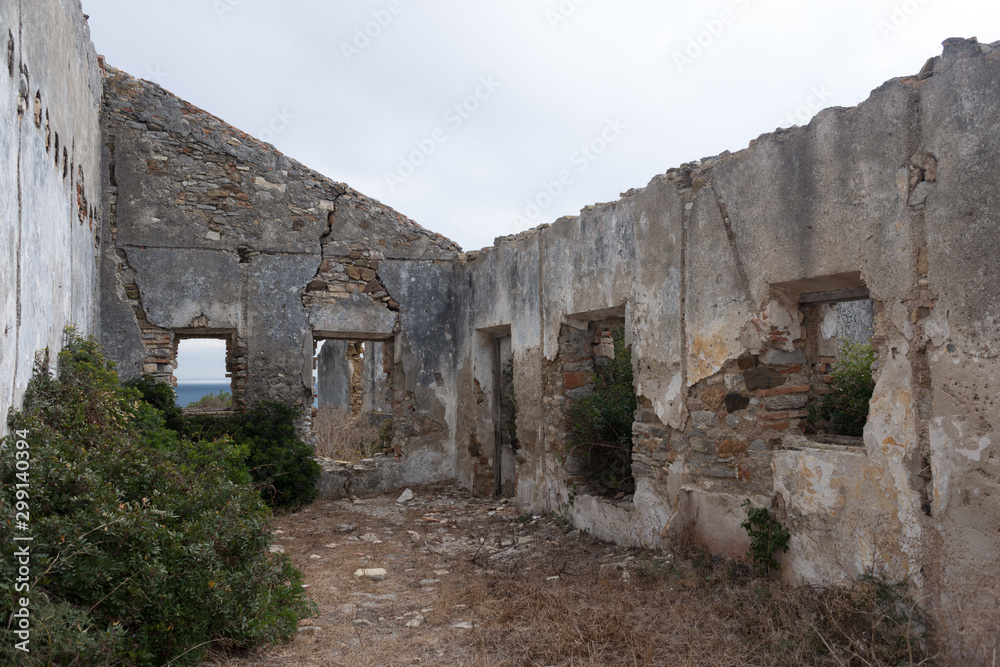 Ruined refuge with view of the sea and the mountain of the natural park of Algeciras