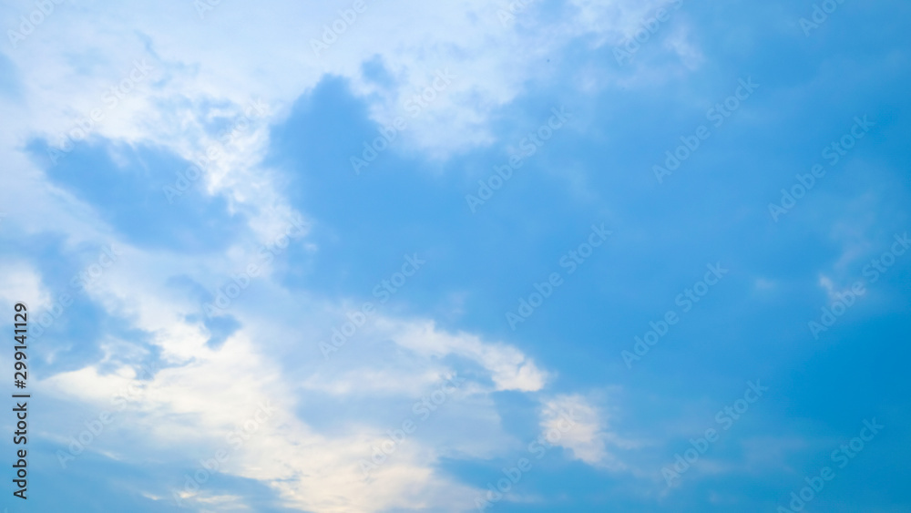 Obraz premium Blue sky background with tiny clouds