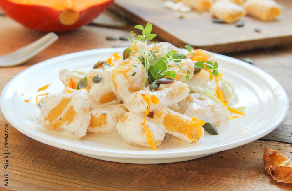 Kürbisgnoochi Kürbis Gnocchi Teller Gericht selbstgemacht Kürbisgnoochi Kürbis Gnocchi Teller Gericht selbstgemacht