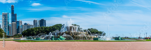 Buckingham Fountain in late summer photo