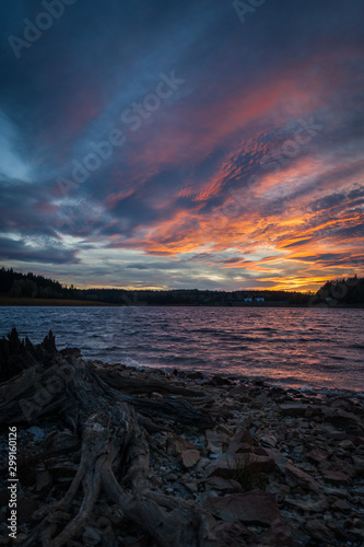 Ein herbstlicher Sonnenuntergang am See in Belgien