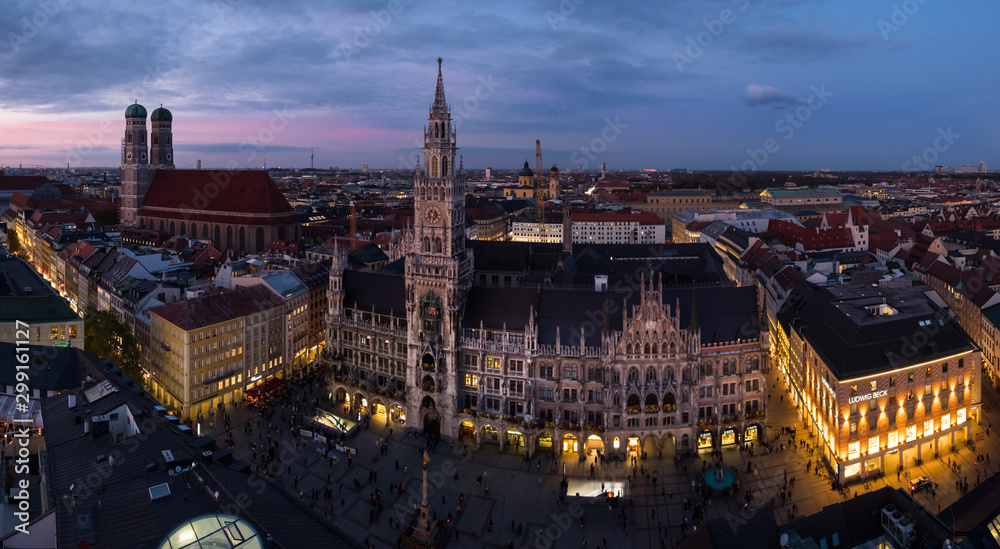 Fototapeta premium Widok na Monachium z Frauenkirche i ratuszem
