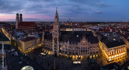Aussicht über München mit Frauenkirche und Rathaus © Rockafox