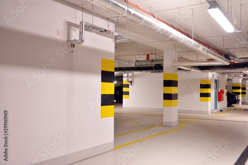 Multi-station underground garage for vehicles