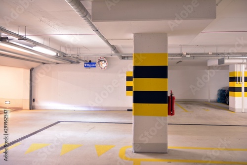 Multi-station underground garage for vehicles