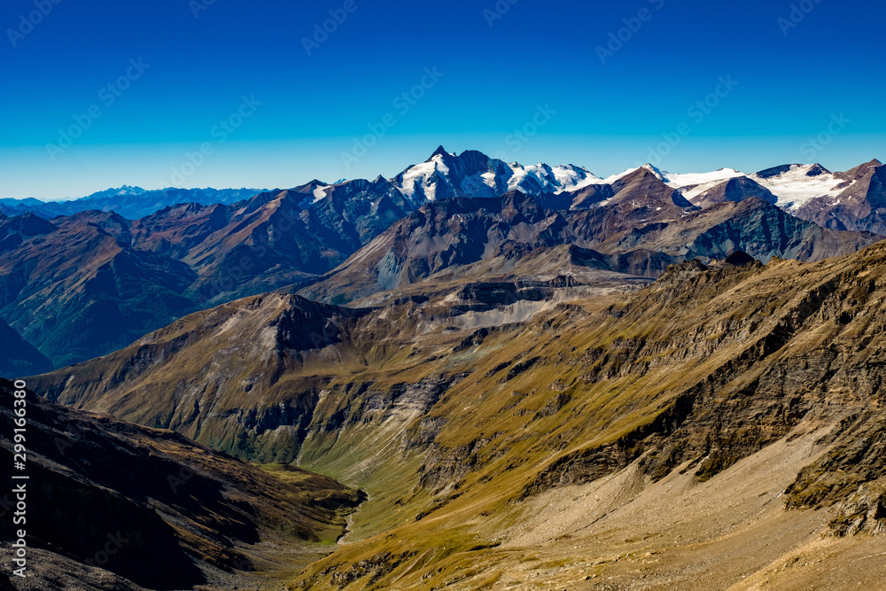 Fototapeta premium Großglockner unter blauem Himmel dem großen Fleißtal im Vordergrund