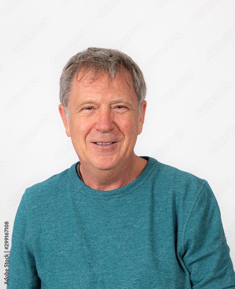 Obraz premium handsome smiling senior man