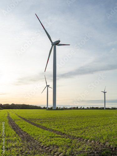 Landschaft und Technik - Windkraftanlage auf den Feldern