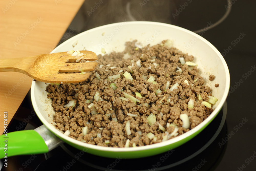 Pan frying ground beef with onion and garlic Pan frying ground beef with onion and garlic