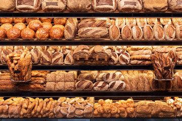 Papier peint photo Boulangerie Étagères de pains allemands variés  © YesPhotographers