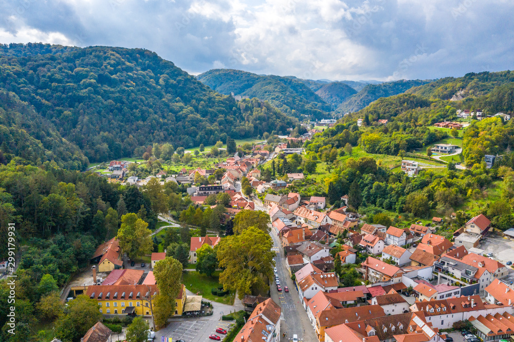 Φωτογραφία Panorama of Town of Samobor in Croatia, green countryside landscape