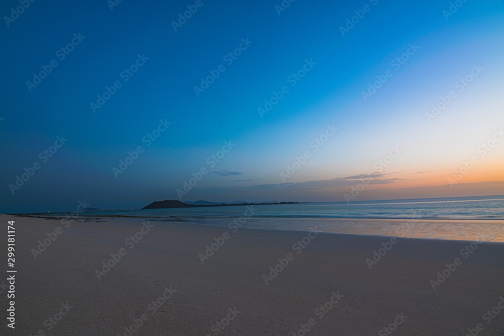 Hora azul en la playa de corralejo, fuerteventura