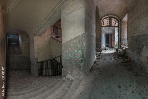 stiegenhaus mit gewoelbe in einem verlassenen schloss panorama © thomaseder