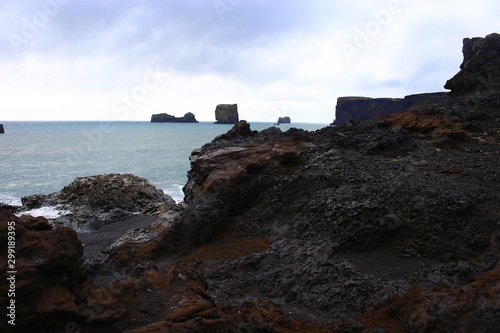 Puente de piedra en la costa con vista del mar en Islandia