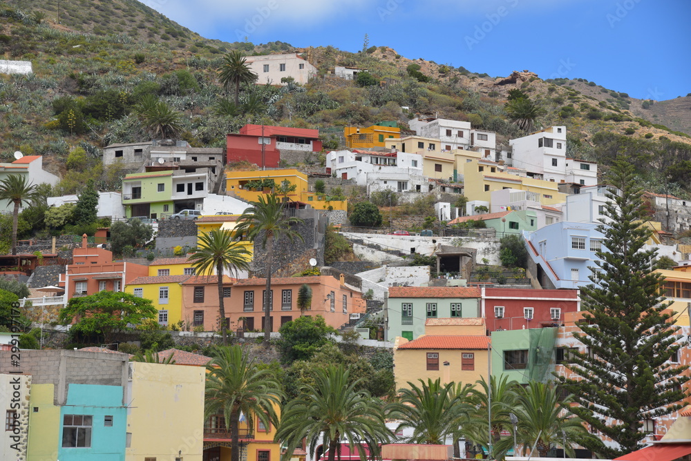 Obraz premium bunte Häuser in Vallehermoso / Kanareninsel La Gomera