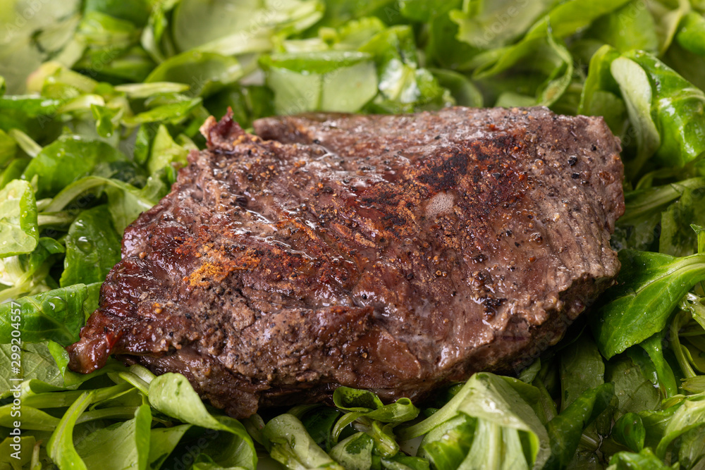 steak on lamb's lettuce