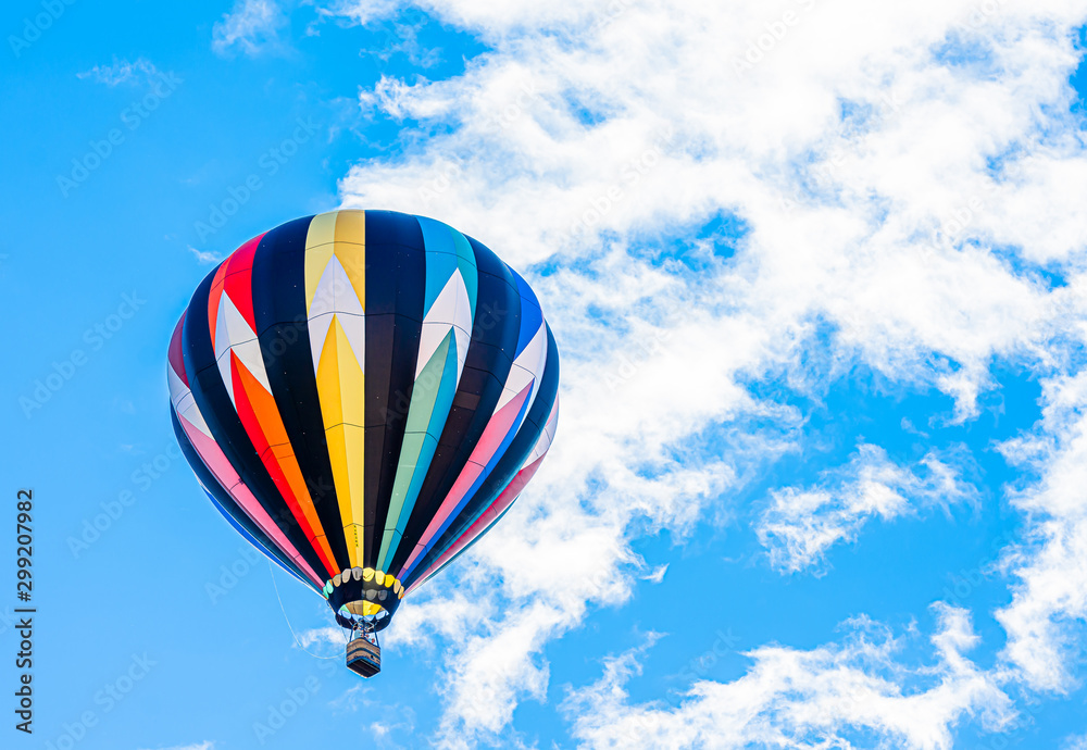 Fototapeta premium Wystrzelenie balonu na niebieskim tle nieba na festiwalu w Karolinie Północnej w USA.