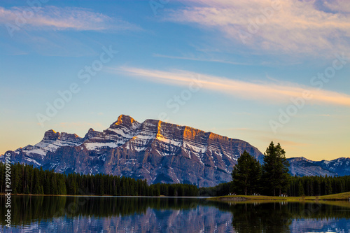 Foto lumière du coucher de soleil sur la montagne