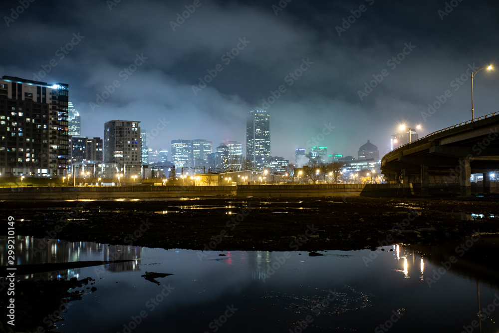 Fototapeta premium lac dans la ville de soir