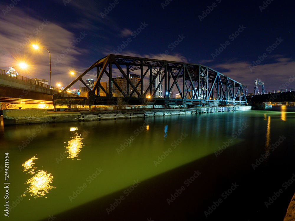 Fototapeta premium pont de métal la nuit