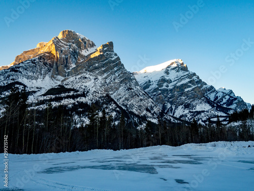 coucher de soleil sur le montagne photo