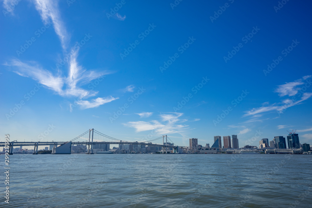 Obraz premium 豊洲ぐるり公園から望むレインボーブリッジ方面の風景